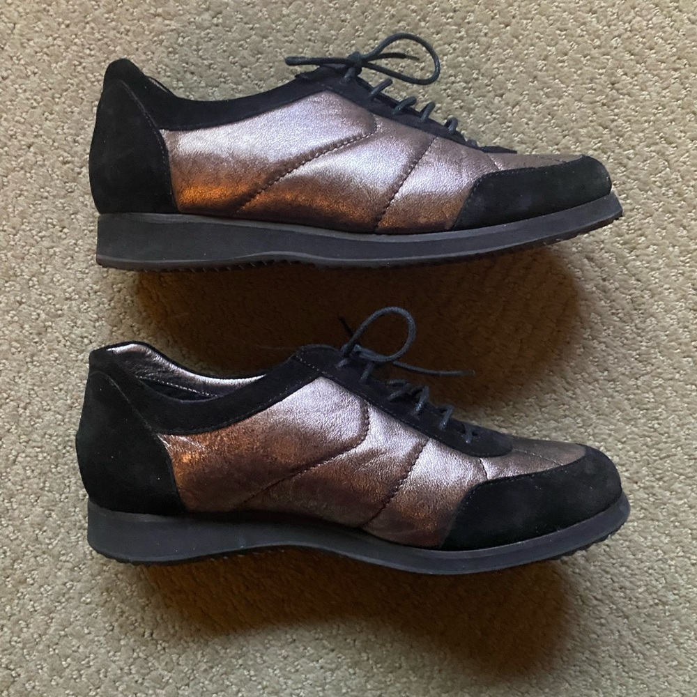 AQUATALIA like new! Black suede & gold/copper leather fashion sneakers. Sz 8.